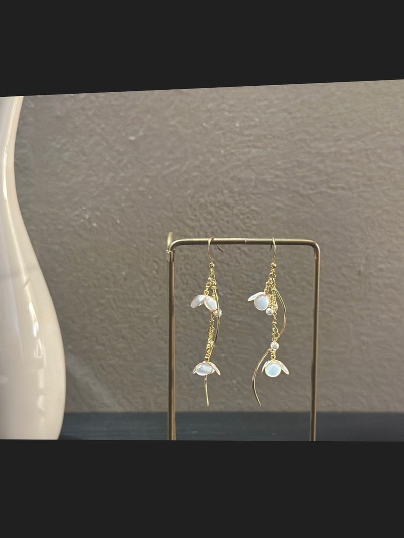 【white】手作樹脂水晶花耳環 無痛耳夾 uv飾品 - 耳環/耳夾/耳骨夾 - 其他材質 白色