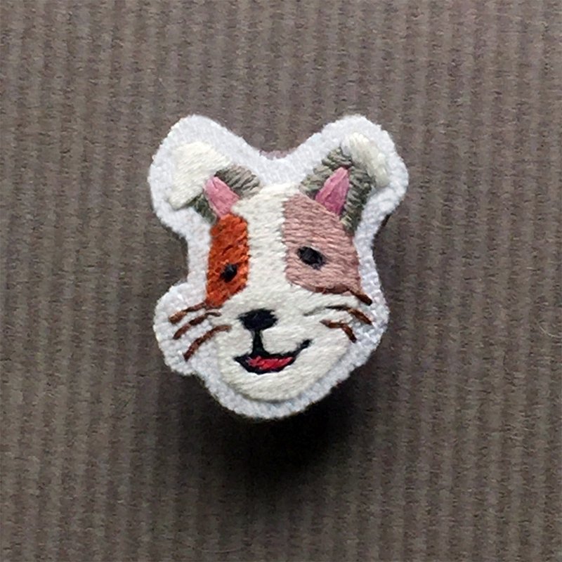 迷你手工刺繡胸針/別針 阿狗一號 - 胸針 - 繡線 多色