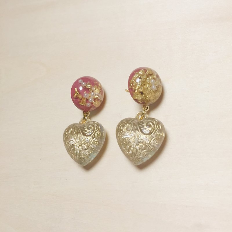 復古珍珠金箔深粉紅雕刻胖愛心耳環 - 耳環/耳夾 - 樹脂 粉紅色