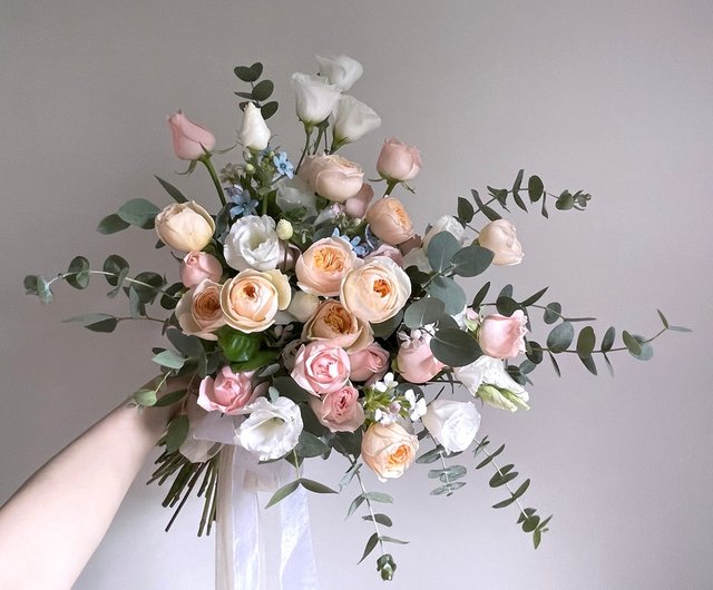 Flowers】Pink skin white slightly blue rose natural style American flower  bouquet - Shop Amanda Floral Design Dried Flowers & Bouquets - Pinkoi