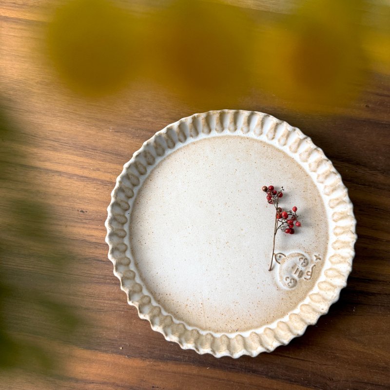 【 小丸 森林 浮雕 】小麥點點釉 17公分 飛鳥  波波平盤 - 盤子/餐盤/盤架 - 陶 白色