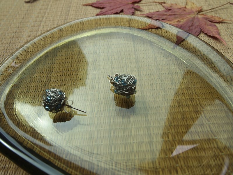 日系圓妙人手編織簡約銀色銅線配淺藍色半透明珠耳環 ME029 - 耳環/耳夾 - 其他金屬 銀色