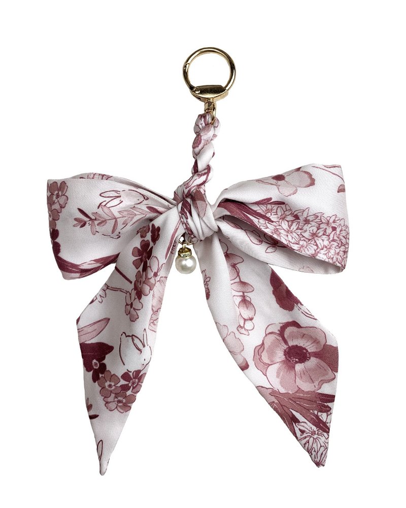 【波麗印花】絲巾綁帶蝴蝶結 鎖扣小吊飾 英國倫敦 復古月牙色 - 吊飾 - 其他人造纖維 紫色