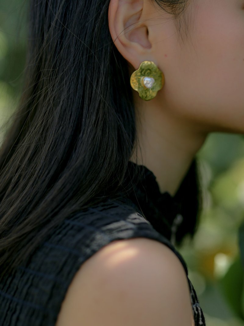 Camellia Pearl Forged Knock Earrings - ต่างหู - โลหะ สีทอง