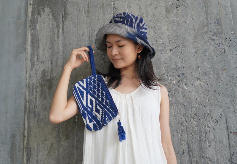 [Riyang] Plant blue dyed Ikha woven handwoven zipper wrist strap clutch/small bag - กระเป๋าคลัทช์ - ผ้าฝ้าย/ผ้าลินิน สีน้ำเงิน