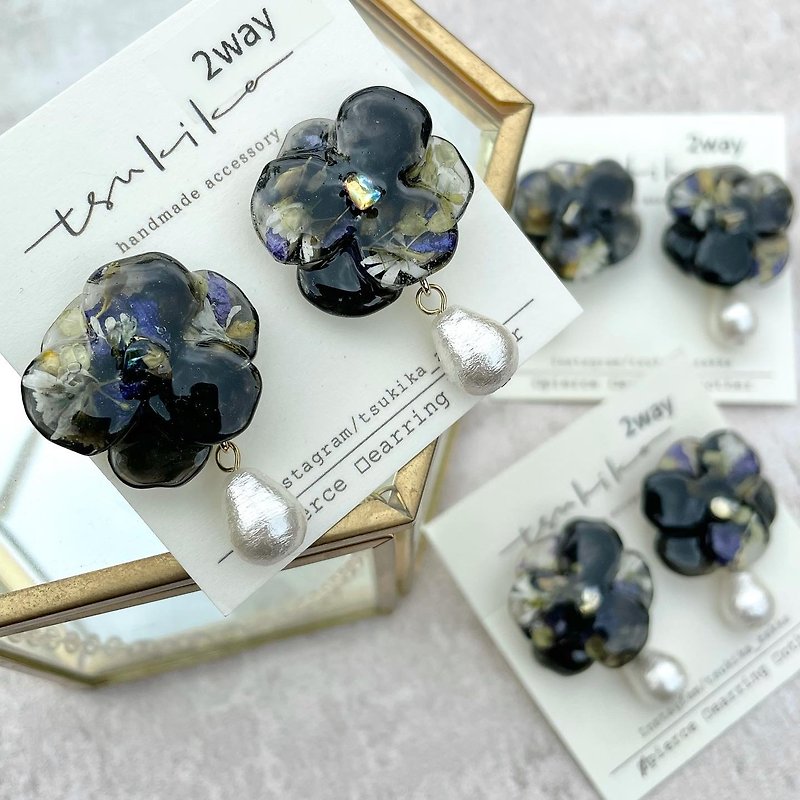 Pearl Black Flower 2way Pressed Flower Earrings/Dry Flower Earrings/Japanese Resin/Handmade Jewelry - ต่างหู - เรซิน 