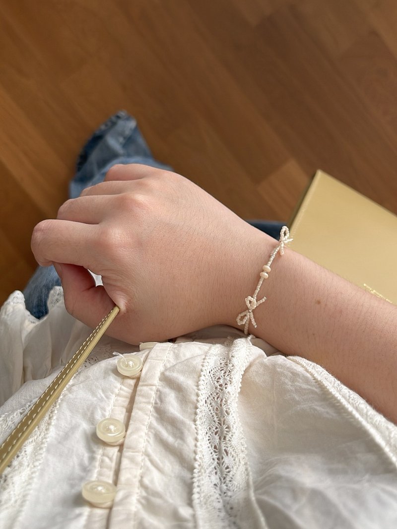 Charming cute I Petite Bow Bracelet Beige White Black - สร้อยข้อมือ - แก้ว ขาว