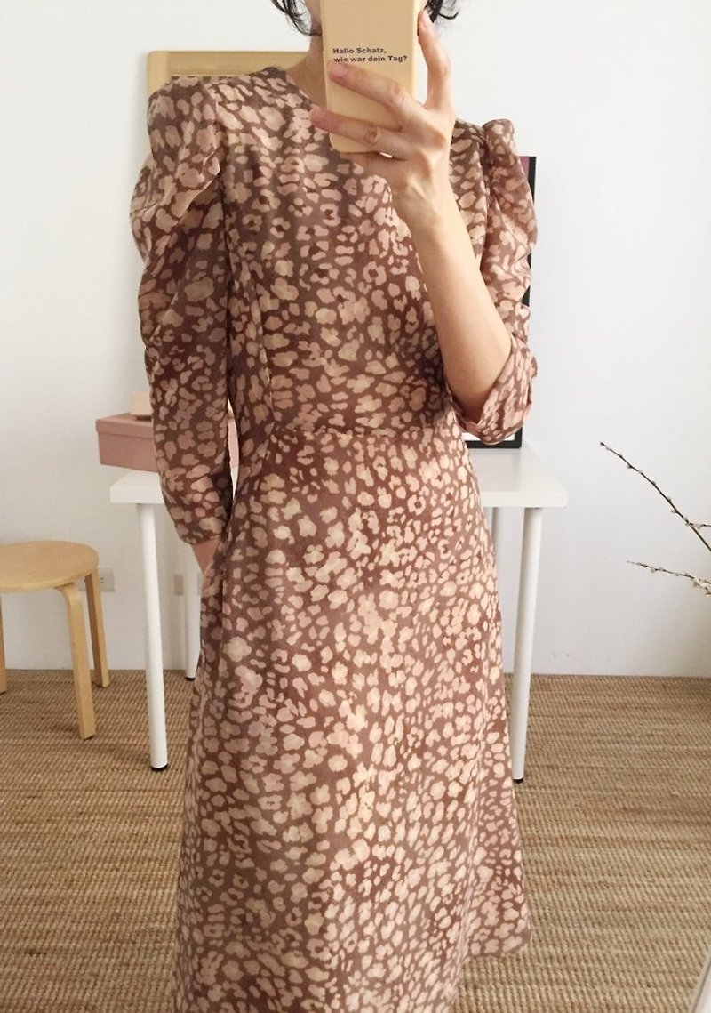 CLEE DRESS - 淺咖啡豹紋合腰身絲質洋裝 只剩一件s-m的布 - 連身裙 - 絲．絹 