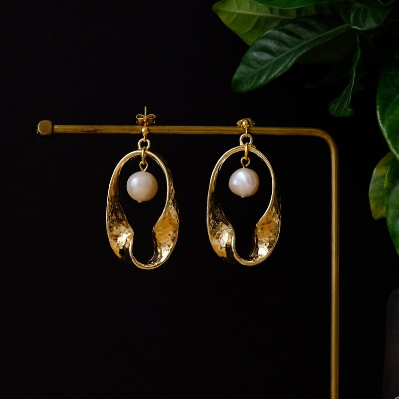 ALYSSA & JAMES Baroque twisted metal natural pearl earrings 925 Silver needles (rotatable Clip-On) - ต่างหู - โลหะ สีทอง