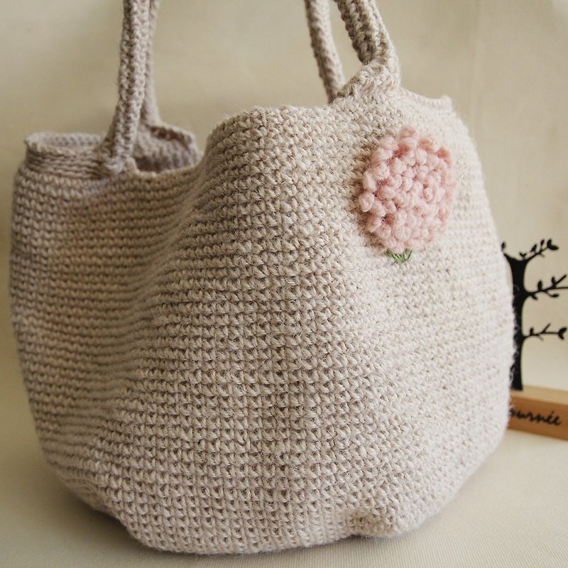 Wool woven hand basket hydrangea Taiwanese Linen white Linen rope woven bag - กระเป๋าถือ - ขนแกะ ขาว