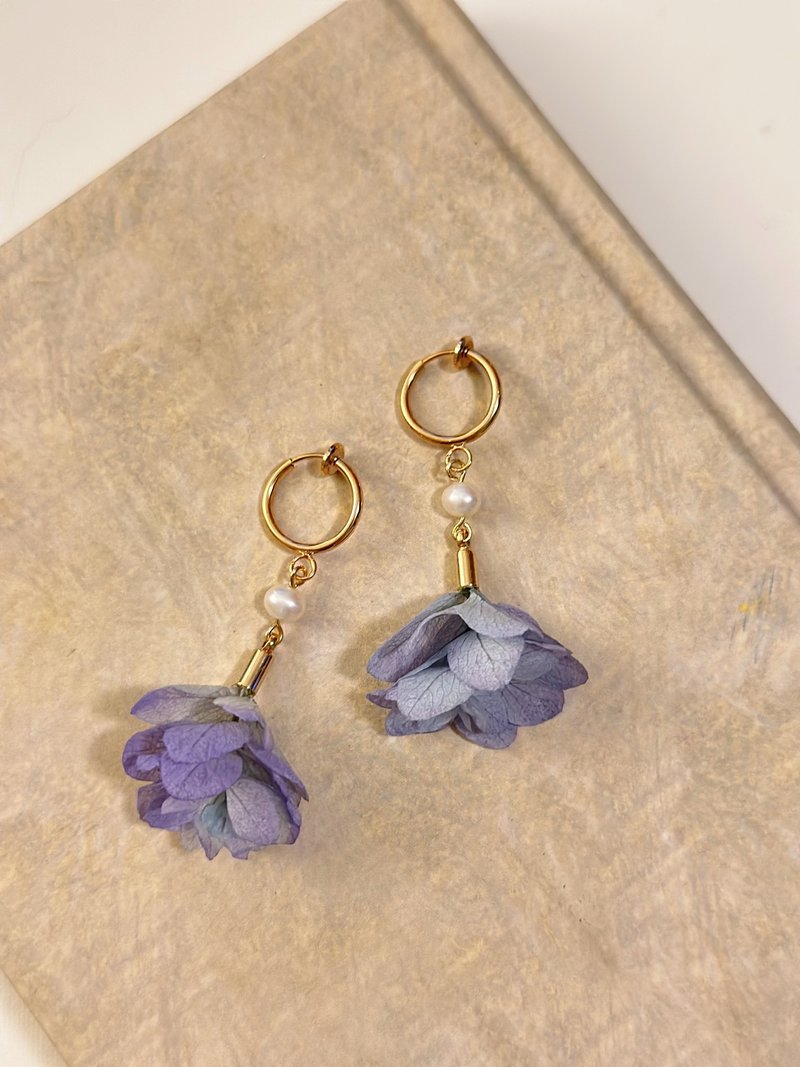 Blue and Purple Everlasting Hydrangea Clip-On Earrings - ต่างหู - พืช/ดอกไม้ สีน้ำเงิน