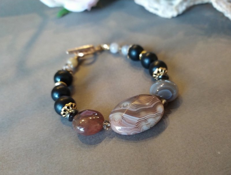 bracelet with natural agate stones - สร้อยข้อมือ - เครื่องเพชรพลอย สีเขียว