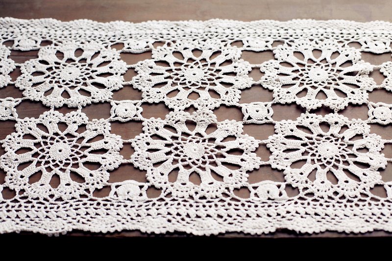 Good day [fetish] crochet lace flower rectangular pad - ผ้ารองโต๊ะ/ของตกแต่ง - วัสดุอื่นๆ ขาว