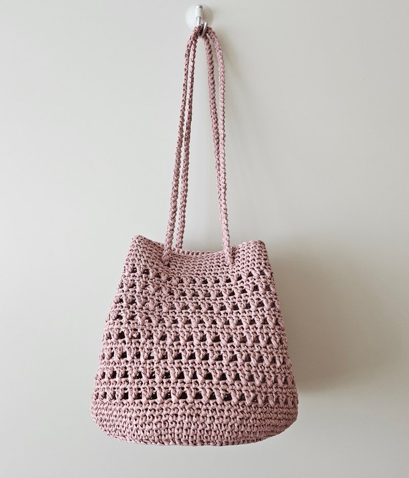 A stylish raffia bucket bag featuring a circular base - กระเป๋าแมสเซนเจอร์ - กระดาษ สึชมพู