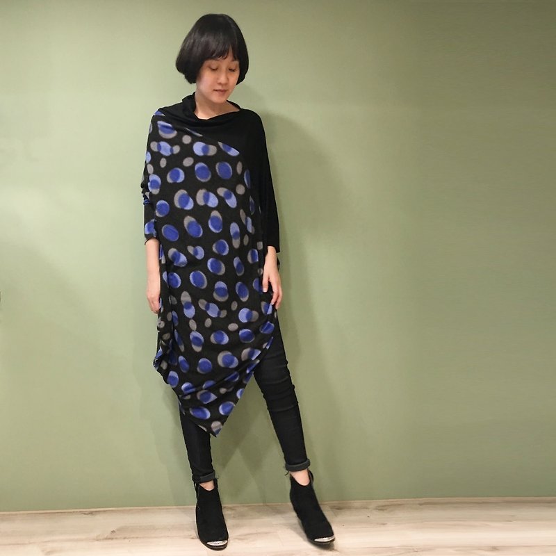 [Top] Asymmetric Long Drape Top_Black + Blue Gray Light and Shadow - เสื้อผู้หญิง - ผ้าฝ้าย/ผ้าลินิน สีดำ