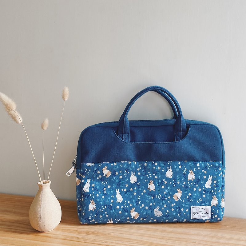 Dark Blue Rabbit Floral-Color-blocked Fabric Laptop Bag (13-14 inches) / 815a.m - กระเป๋าแล็ปท็อป - ผ้าฝ้าย/ผ้าลินิน 