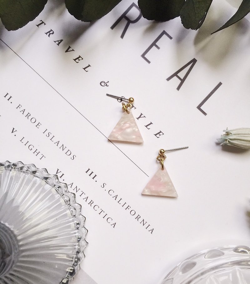 La Don - 石紋小三角 - 粉白 耳針/耳夾 - 耳環/耳夾 - 樹脂 粉紅色