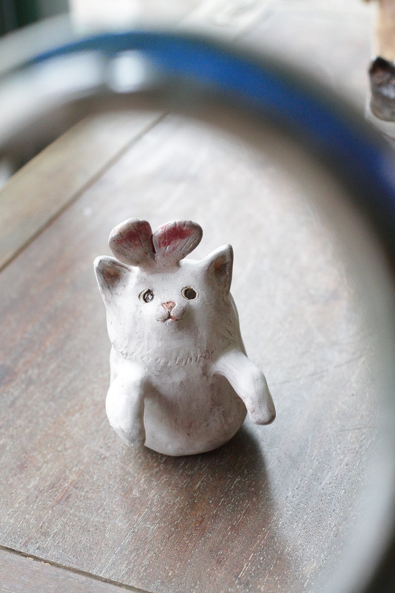 純手捏純情小白貓陶瓷擺飾/乾燥花器 - 擺飾/家飾品 - 陶 白色