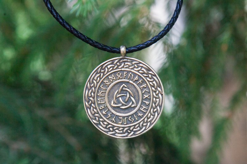 維京風格吊墜, 背面飾有 Triquetra 標志和龍圖案。時尚的裝飾品 - 項鍊 - 其他金屬 橘色