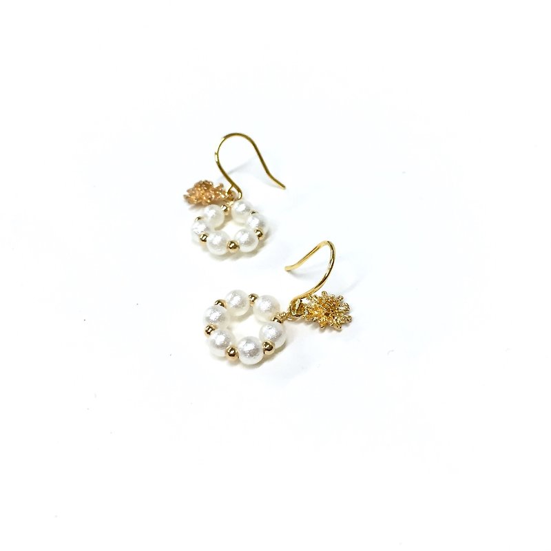 【Ruosang】|Sugar Ball|Little Daisies & Donuts. Sugar pearls. Imported gold-plated earrings - ต่างหู - ทองแดงทองเหลือง สีทอง