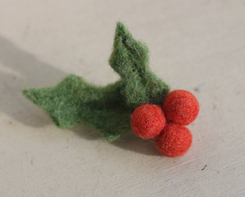 Wool Felt Holly Pin Retro Red Christmas Gift Exchange Gift Ready Price You Can Directly Bid - เข็มกลัด - ขนแกะ สีแดง