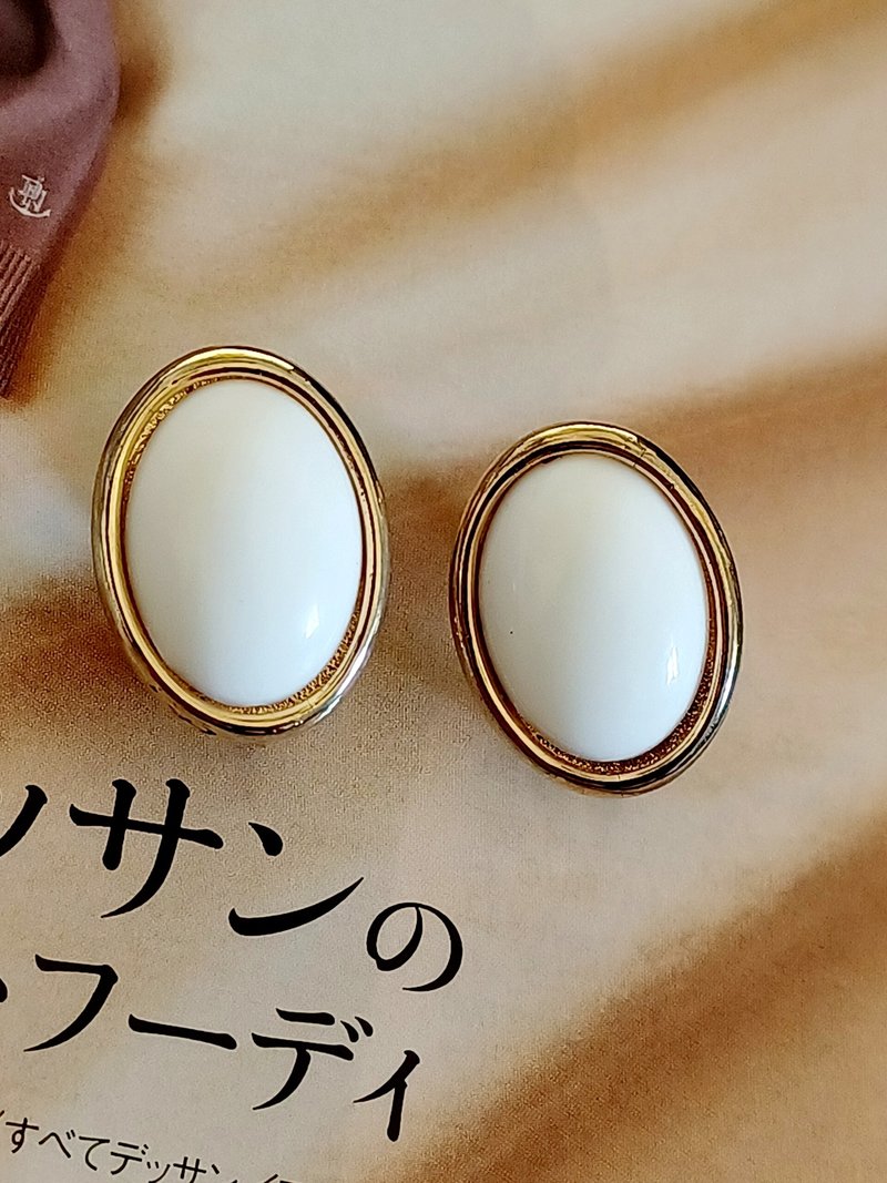 vintage jewelry SARAH COV 氣質橢圓白色賽珞珞 夾式耳環 - 耳環/耳夾/耳骨夾 - 其他金屬 
