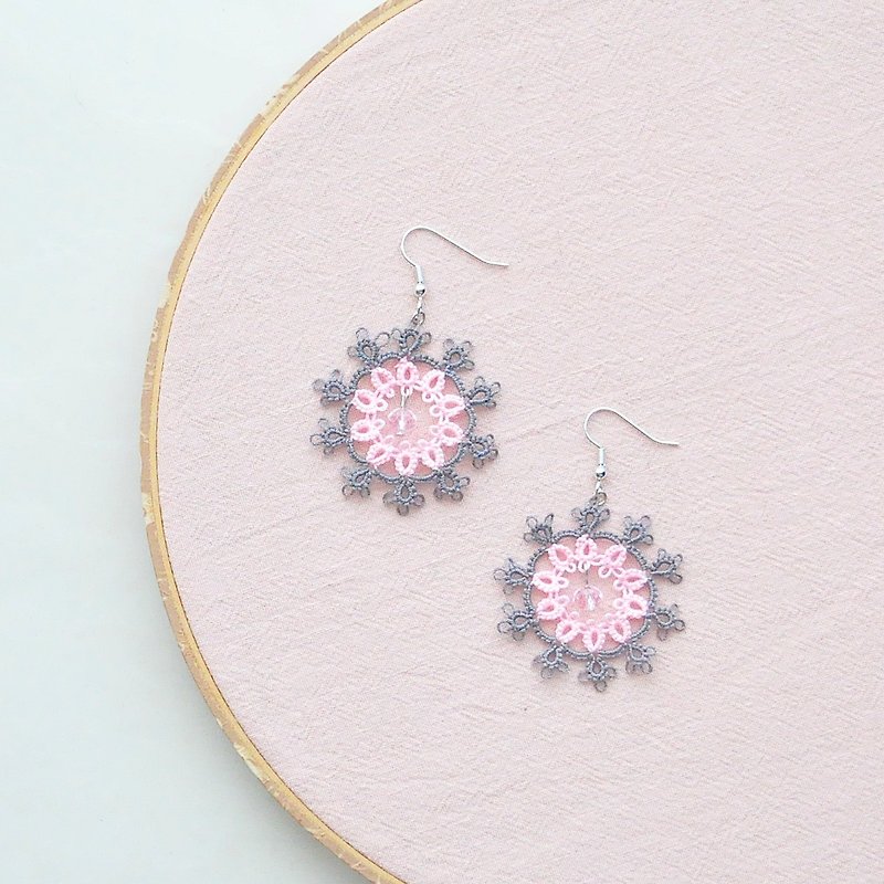 [Customized] Hand-knitted Snowflake Earrings Dark Grey and Pink Tatting Snowflake Earrings - ต่างหู - งานปัก หลากหลายสี