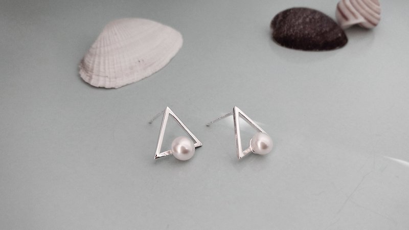 S Lee-925 Silver Handmade Triangle Freshwater Pearl Stud Earrings - ต่างหู - โลหะ 