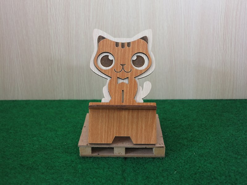 【先生の日ギフト】木製携帯電話ホルダー─大きな目の猫 - 置物 - 木製 ブラウン