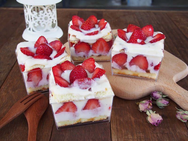 ※ ※ limited winter strawberry custard Chantilly cake into four gift boxes - เค้กและของหวาน - อาหารสด สีแดง