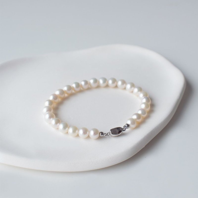 Natural pearl bracelet, colorful light and versatile entry-level simple stacking bracelet - สร้อยข้อมือ - ไข่มุก ขาว