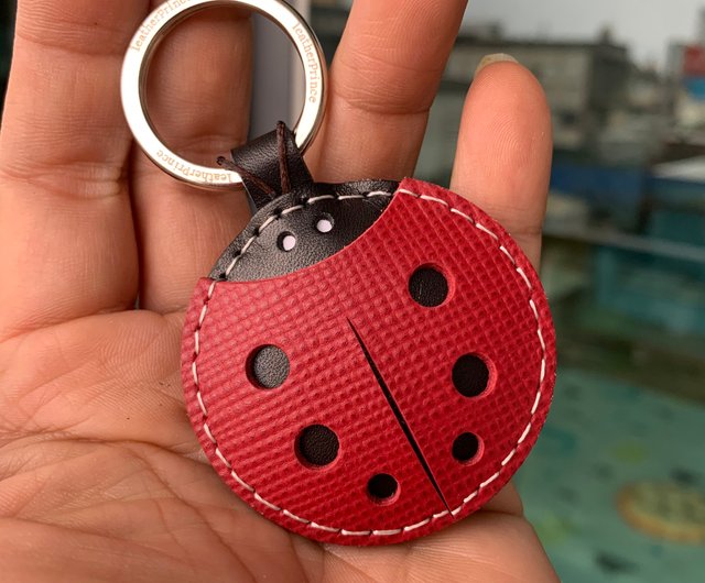 小さなものを癒す赤いかわいいてんとう虫手縫い革キーホルダー小サイズ