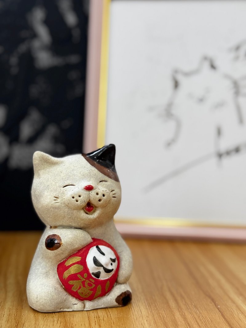 Giving Cat | Three-haired Cat Holding Daruma - Items for Display - Pottery 