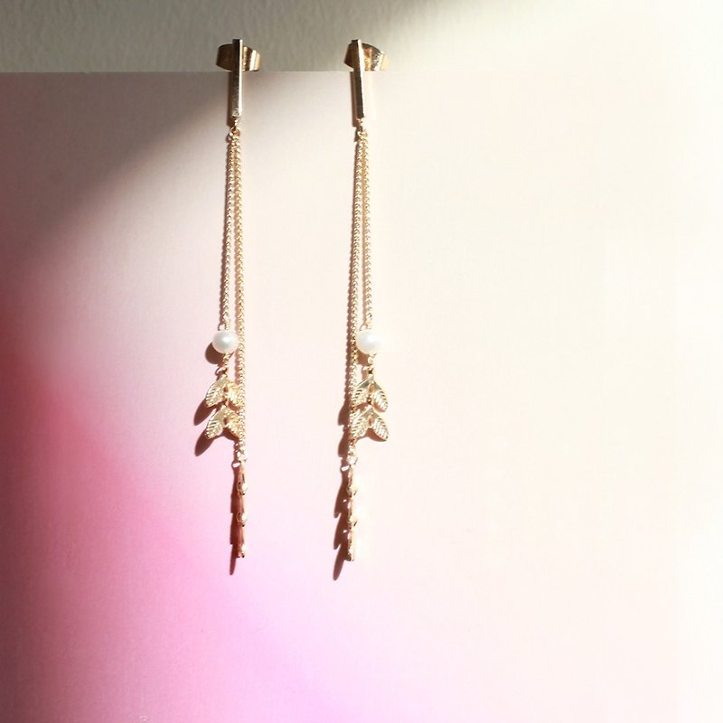 MissQueeny retro small fresh Golden Spike Spike natural pearl tassel earrings / earring - Earrings & Clip-ons - Other Metals Gold