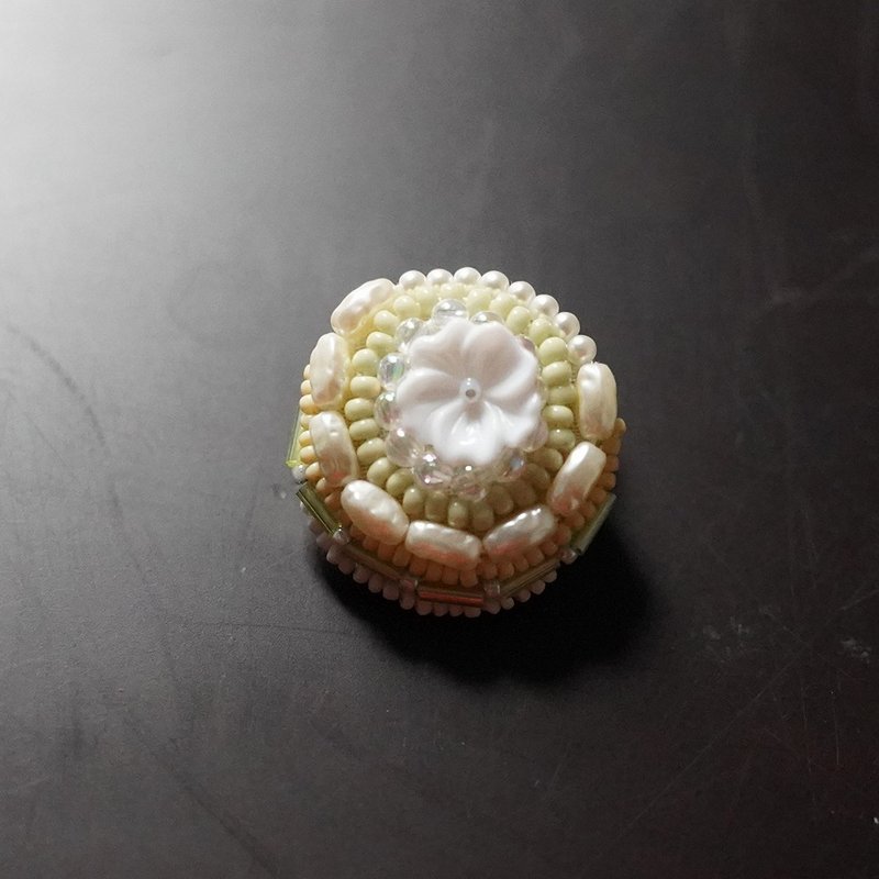 とても軽いおゃべりなブローチ14 ビーズ刺繍のブローチ　ペールトーン - 胸針 - 塑膠 綠色