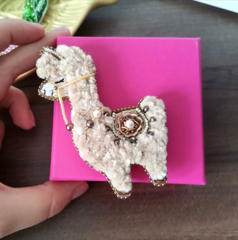 Llama jewelry brooch beaded, llama shawl pin, handmade llama - เข็มกลัด - เส้นใยสังเคราะห์ สีกากี