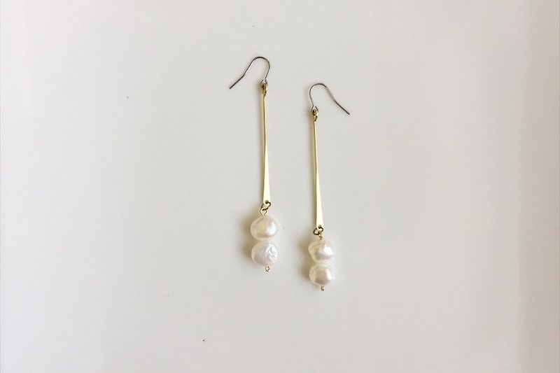 Twin freshwater pearl earrings brass molding - Earrings & Clip-ons - Gemstone White