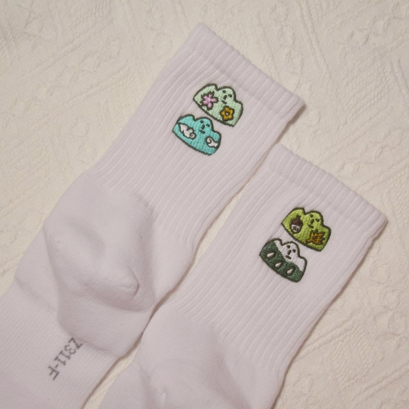 Gunsan embroidered sports socks with asymmetrical design - Socks - Cotton & Hemp Green