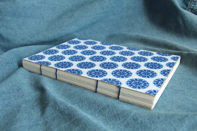 Patterntone 圓圓青花 手縫筆記本 客製化圖案手工筆記簿 - 筆記簿/手帳 - 紙 藍色