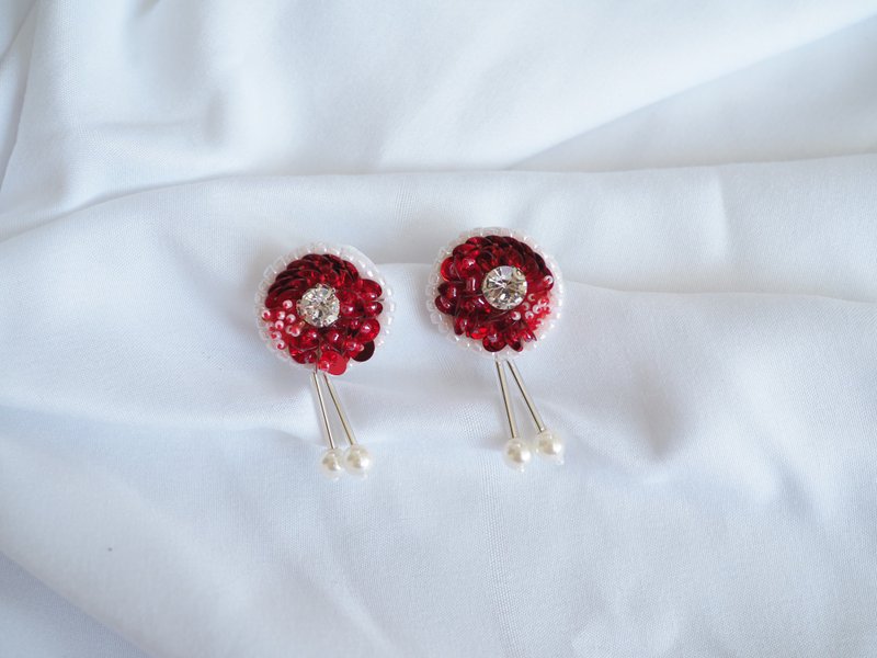 Red circle earrings | Stud and Clip-on earrings | Valentine's earrings - 耳環/耳夾/耳骨夾 - 繡線 紅色