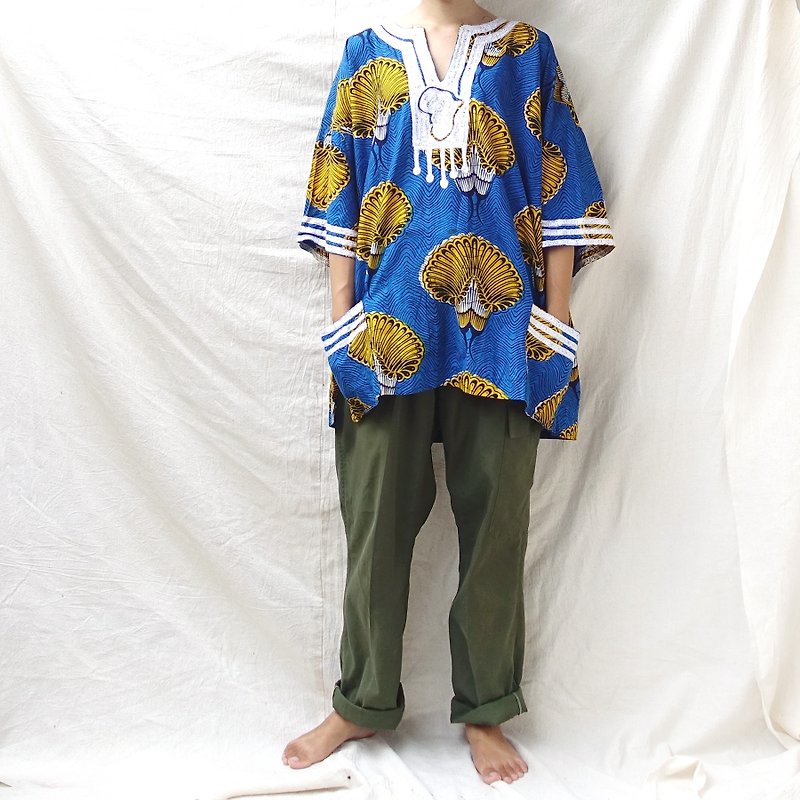 BajuTua / vintage / West African batik floral top (both men and women) - เสื้อยืดผู้ชาย - ผ้าฝ้าย/ผ้าลินิน สีน้ำเงิน