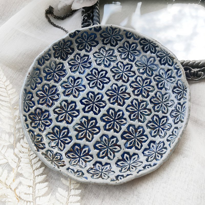 Carved plate - handmade ceramic plate shallow plate 17cm - จานและถาด - ดินเผา สีน้ำเงิน