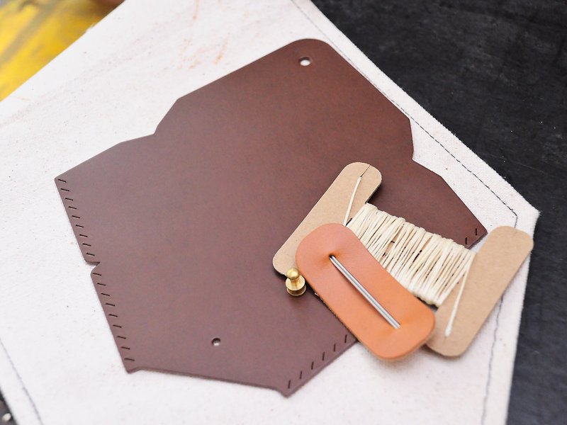Envelope-shaped card holder well sewn leather material package free lettering handmade bag couple gift card holder card holder business card holder simple and practical Italian leather vegetable tanned leather leather DIY companion genuine leather cowhide - เครื่องหนัง - หนังแท้ สีนำ้ตาล