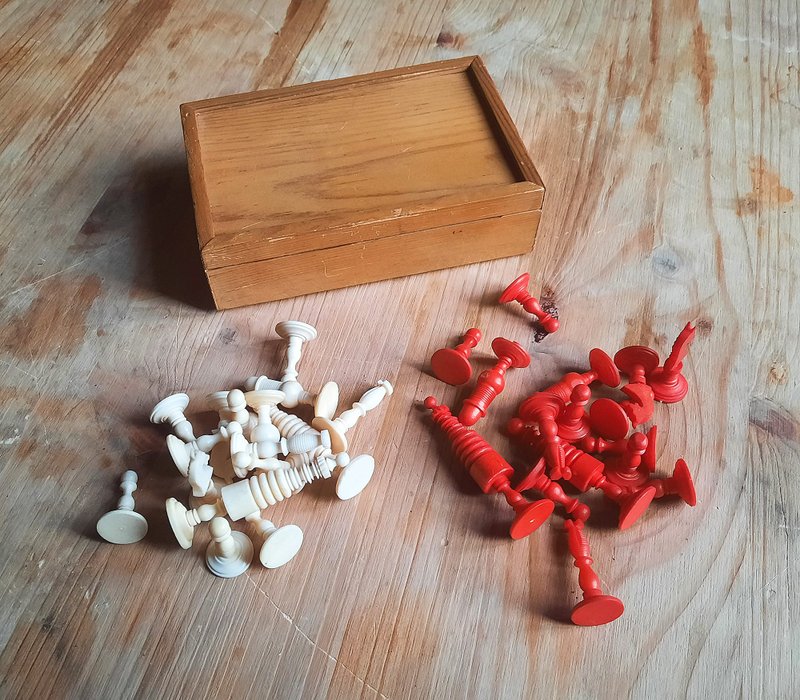 Red white small bone chess pieces antique – vintage old travel chessmen set XIX - Board Games & Toys - Other Materials 