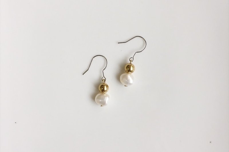 Ball pearl brass pearl asymmetric earrings - ต่างหู - โลหะ สีทอง