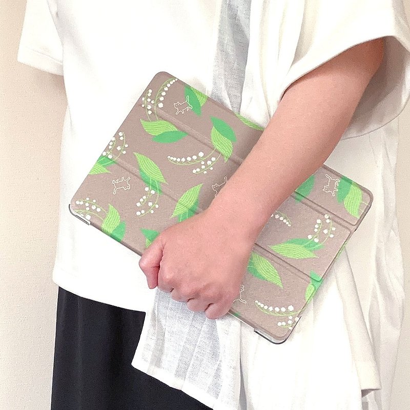 Notebook iPad case with pen compartment - Lily of the valle y &Cat - Soft case - เคสแท็บเล็ต - พลาสติก สีกากี