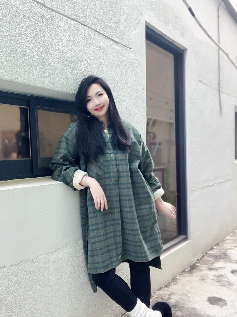 60s-70s Europe pull over shirt墨軍綠 歐洲法蘭絨格紋長版襯衫 - 女襯衫 - 棉．麻 多色