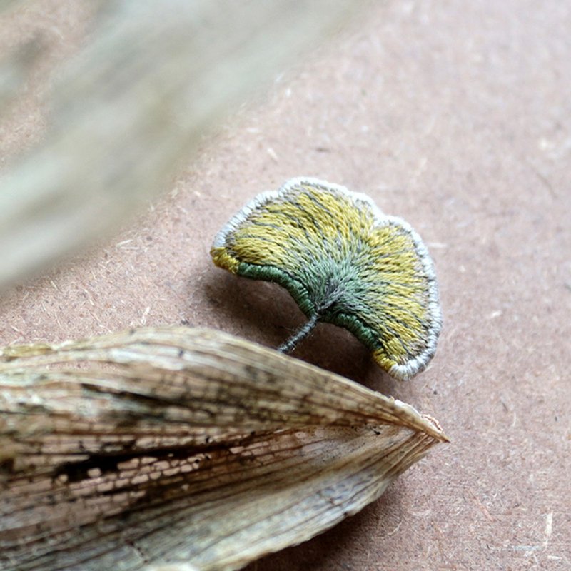 Hand Embroidered Brooch / Pin Ginkgo biloba - Brooches - Thread Multicolor