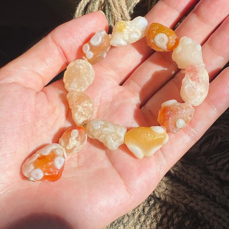 [Lost and find] Natural stone Gobi agate embossed yellow sugar eye bracelet GB02 - สร้อยข้อมือ - เครื่องเพชรพลอย สีเหลือง