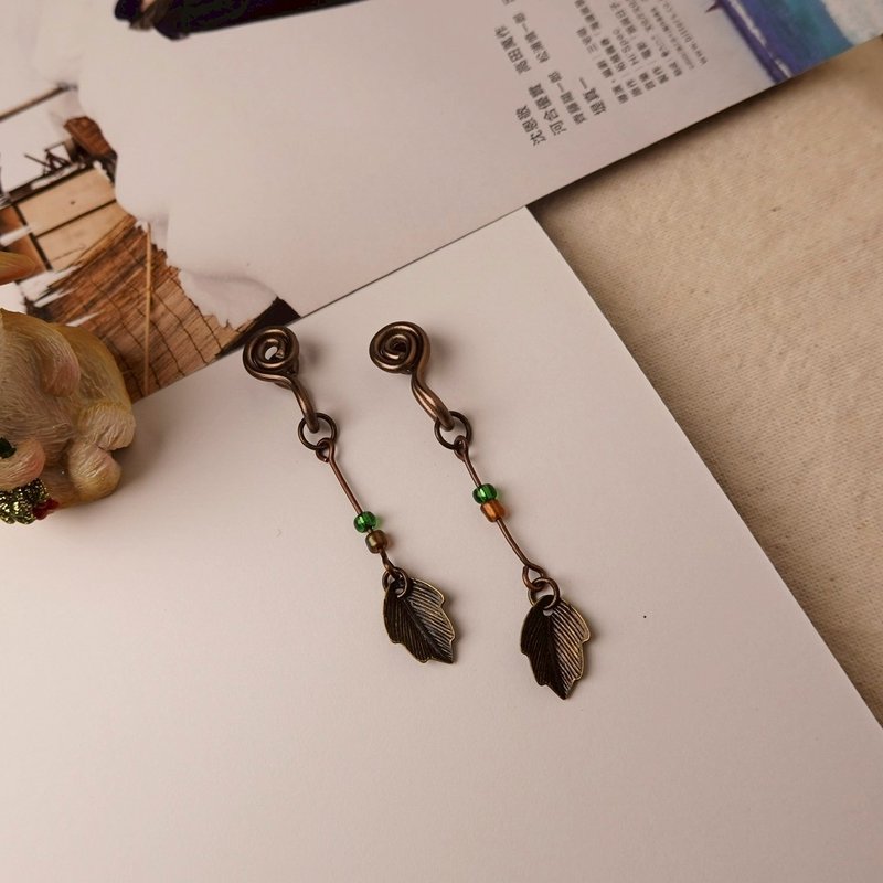 Xiao Ri Fei Fei Pain-Free Ear Clips / Bronze Leaf - Earrings & Clip-ons - Other Metals 